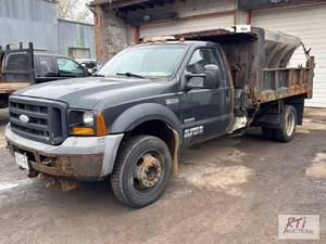 lot 42 image: 2006 Ford F-550 XL Super Duty dump truck. VIN...