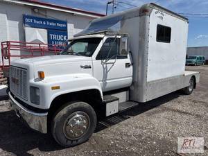 lot 43 image: 1992 GMC C6000 TopKick truck. 23,900 lb GVWR....