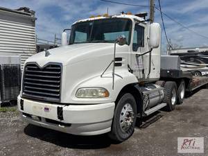 lot 50 image: 2007 Mack CXP613 road tractor. GVWR 52,000lbs...