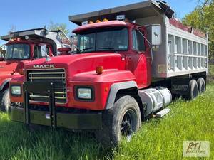 lot 53 image: 1997 Mack RD688S TA dump truck. GVWR 58,000l...