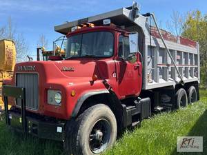 lot 55 image: 1985 Mack DM686S tandem axle dump truck. GVWR...