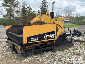 lot 71 image: 2002 LeeBoy 700B paver. Adjustable paving wid...