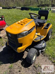lot 97 image: Cub Cadet XT1 lawn tractor, 42in deck, HST It...