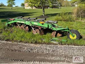 lot 110 image: John Deere A2800 5-bottom adjustable width mo...