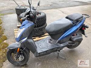 lot 15 image: 2008 KYMCO Agility 50 4T scooter. VIN RFBU6A0...