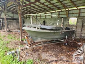 lot 36 image: 14FT Bow fishing&nbspBoat. No leaks. 9.9HP Y...