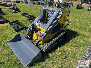 lot 17 image: ATS T460 mini skid loader with 44in bucket, Z...