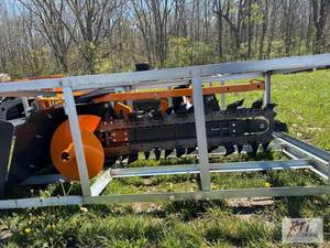 lot 52 image: LandHonor hydraulic chain trencher for skid l...