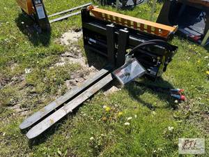 lot 93 image: Wolverine hydraulic adjustable pallet forks w...