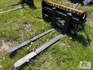lot 96 image: Wolverine hydraulic adjustable pallet forks w...
