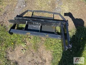 lot 136 image: Pallet forks with 42in tines for mini skid lo...