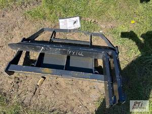 lot 137 image: Pallet forks with 42in tines for mini skid lo...