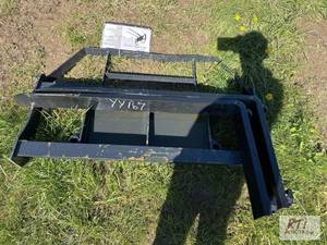 lot 138 image: Pallet forks with 42in tines for mini skid lo...