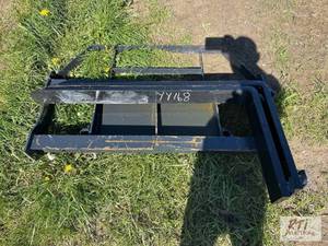 lot 139 image: Pallet forks with 42in tines for mini skid lo...