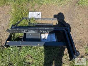 lot 140 image: Pallet forks with 42in tines for mini skid lo...