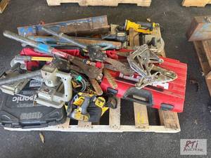 lot 6 image: Pallet of miscellaneous hand tools, corded, b...