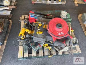 lot 9 image: Pallet with miscellaneous, corded and cordles...