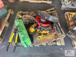 lot 11 image: Pallet of miscellaneous hand tools, corded an...