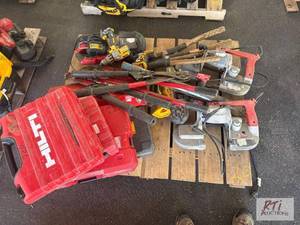 lot 20 image: Pallet of miscellaneous hand tools, cordless ...