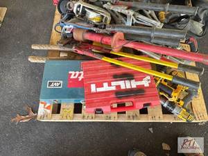 lot 21 image: Pallet of miscellaneous hand tools, including...