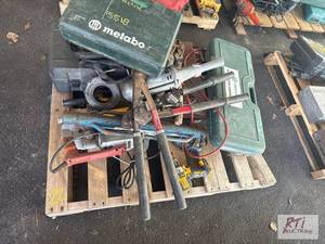 lot 22 image: Pallet of miscellaneous hand tools, including...