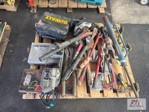 lot 23 image: Pallet of hand tools, including cable cutters...