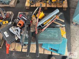 lot 24 image: Pallet of miscellaneous hand, tools, includin...
