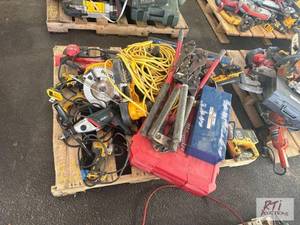 lot 25 image: Pallet with miscellaneous hand, tools, includ...