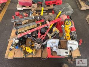 lot 26 image: Pallet of miscellaneous hand tools, including...