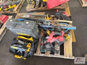 lot 27 image: Pallet of miscellaneous tools, including cord...