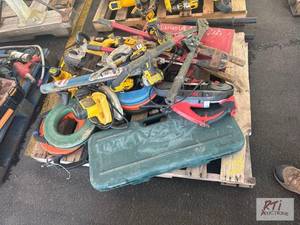 lot 28 image: Pallet with miscellaneous hand, tools, includ...