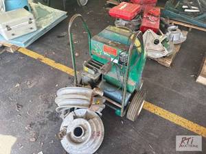 lot 33 image: Greenlee�pipe bender with dies....