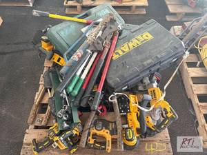 lot 40 image: Pallet of miscellaneous tools, including die-...