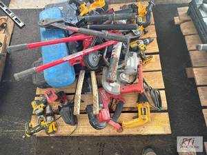 lot 41 image: Pallet of miscellaneous hand tools, including...