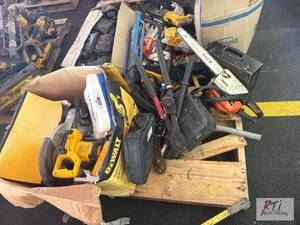 lot 45 image: Pallet with miscellaneous tools, including ch...