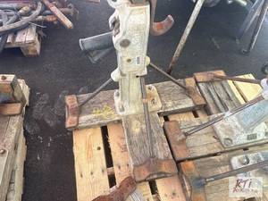 lot 48 image: Heavy duty jacks 4 in total....