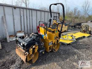 CAT CB 114 roller for parts...