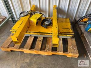 lot 17 image: Industial electirc lift. Hydraulic foot pedal...