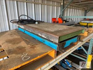 lot 19 image: Industrial lift. In working condition...