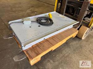 lot 20 image: Industrial lift in working condition...