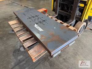 lot 21 image: Industrial lift. 2000lb capacity. Foot pedal....
