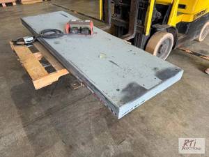 lot 22 image: Industrial lift. 1000lb capacity. Foot pedal....