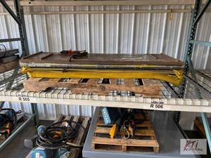 lot 23 image: Industrial lift. 300lb capacity. Foot pedal. ...