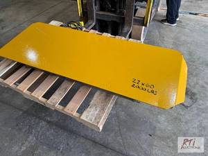 lot 24 image: Industrial lift. 2000lb capacity. In working ...