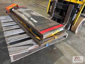 lot 25 image: Industrial lift. 2000lb capacity. Foot pedal....