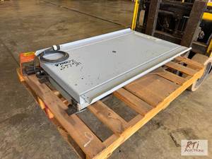lot 26 image: American Lift 2000lb capacity industrial lift...