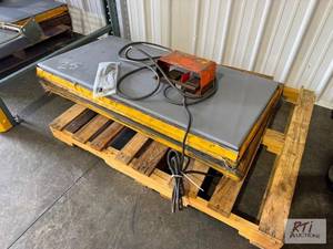 lot 27 image: Industrial lift. Foot pedal. In working condi...