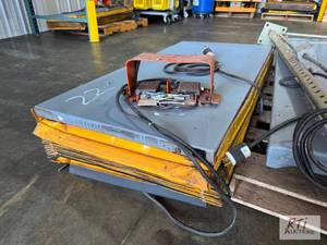 lot 28 image: Industrial lift. Foot pedal. In working condi...