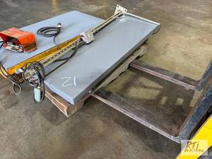 lot 29 image: Industrial lift in working condition...