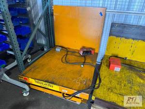 lot 30 image: Industrial hydraulic scissors lift table. Foo...